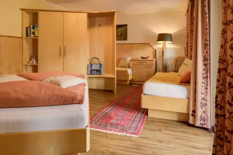 07 Ferienhaus Sonnenhang Apartment Zunig Wohnraum